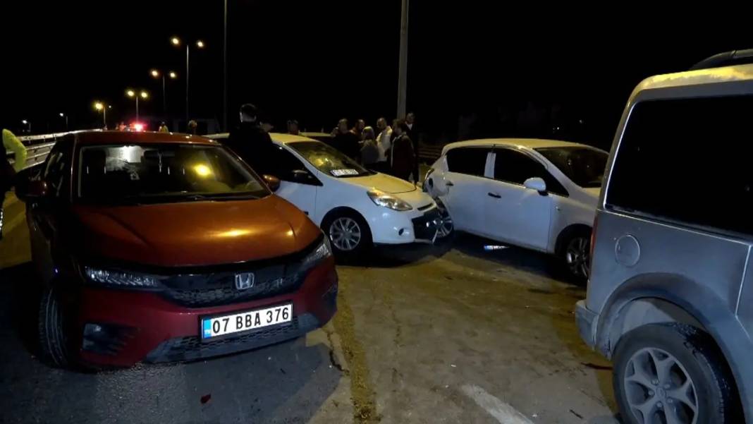 Antalya’da 6 Araç Birbirine Girdi! Kilitlenen Kavşak Trafiğe Kapandı 1